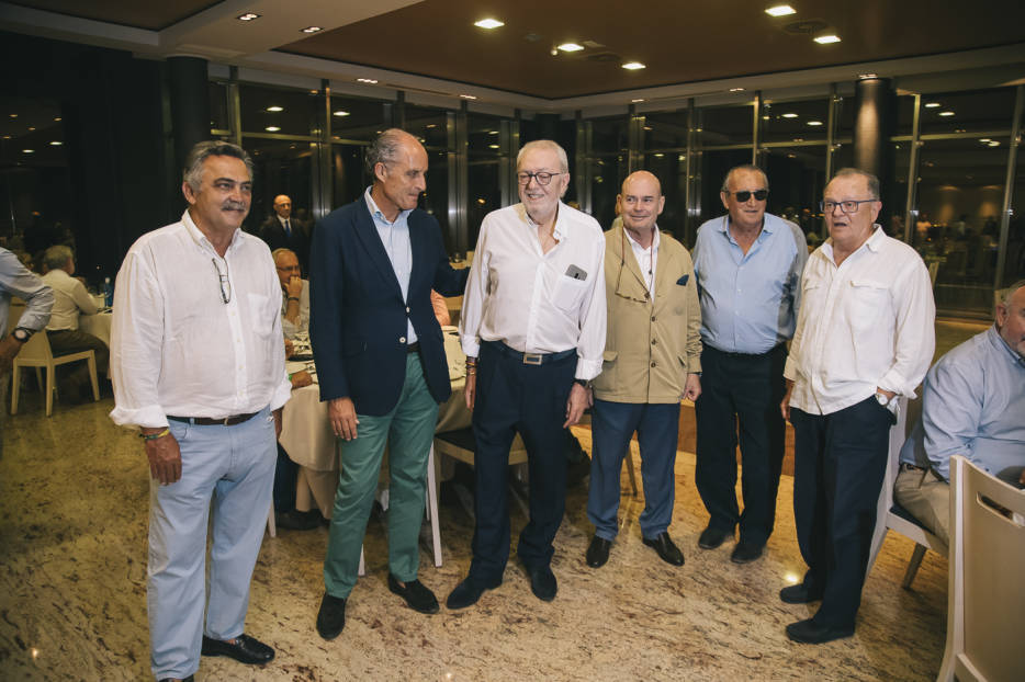 Un momento de la cena celebrada hace casi un año en el que congregó a antiguos dirigentes del PP y que fue donde se gestó la actual corriente de opinión presentada este jueves en València. (Foto: KIKE TABERNER)