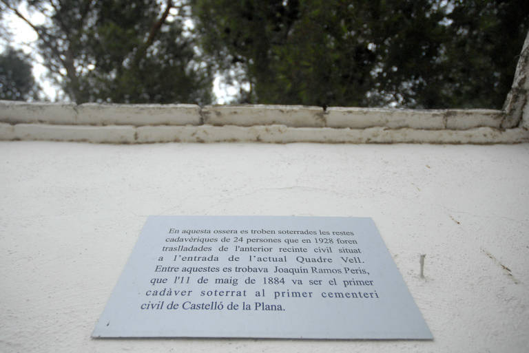 Placa que recuerda, en el cementerio civil de Castelló, al padre de Libertad, el Dr. Ramos.