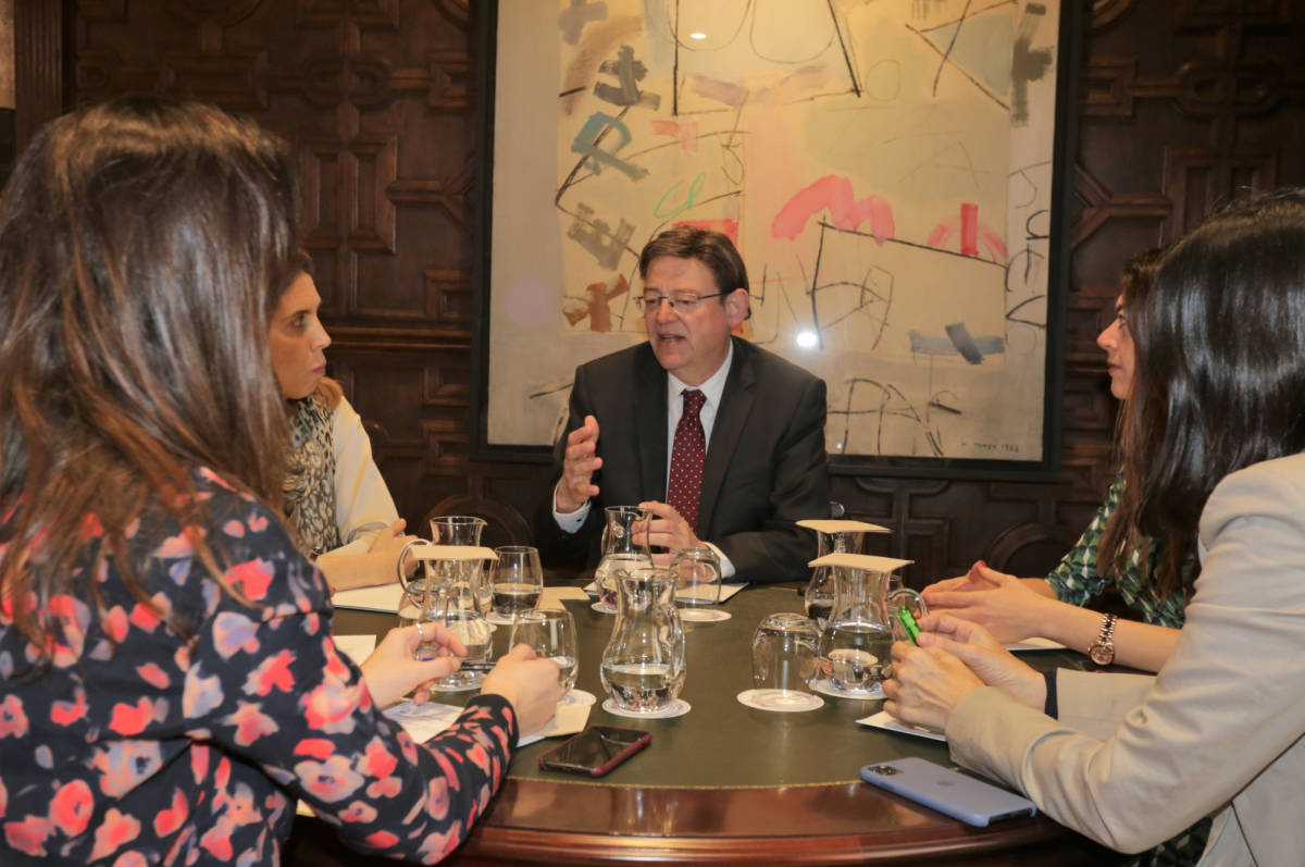 Ximo Puig mantiene una reunión con Nuria Oliver (izquierda) y la Consellera de Innovación, Carolina Pascual (derecha). Foto: GVA