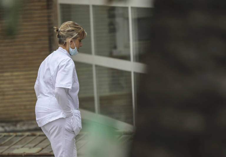 Personal sanitario en el entorno de Hospital Universitario Virgen del Rocío. Foto: María José López / Europa Press.