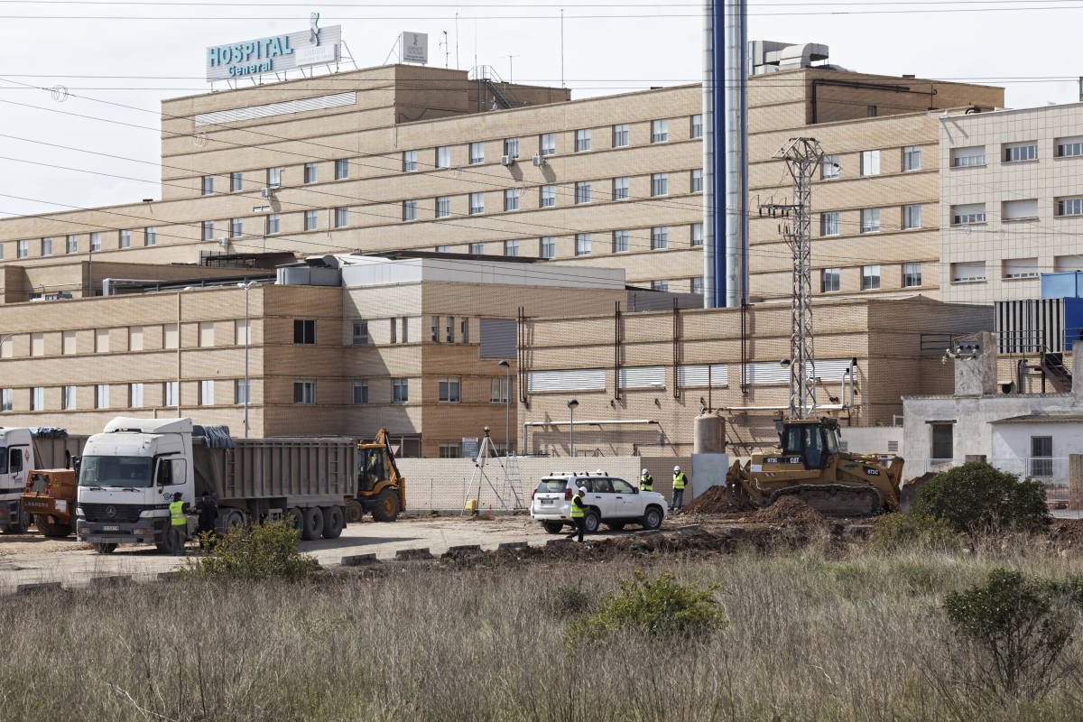 Obras junto al Hospital General de Castelló. (Foto: ANTONIO PRADAS)