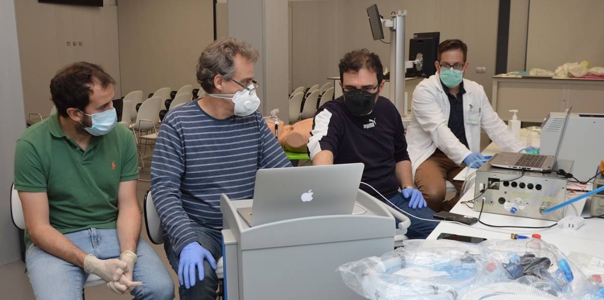 El equipo realizando pruebas en el laboratorio de la Universidad Católica de València