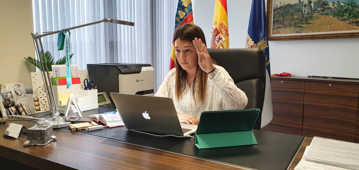 La alcaldesa María Jiménez ejerce el voto durante el desarrollo del pleno telemático.