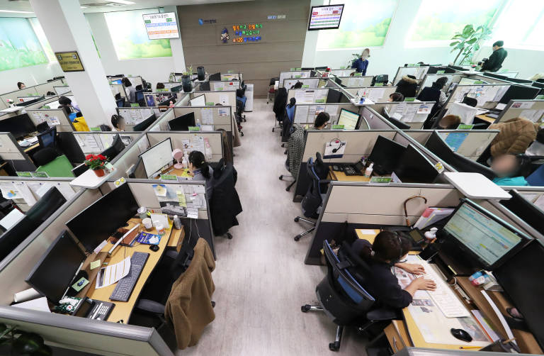 Empleados en Corea del Sur separados por un cubículo de distancia. Foto: YNA/dpa