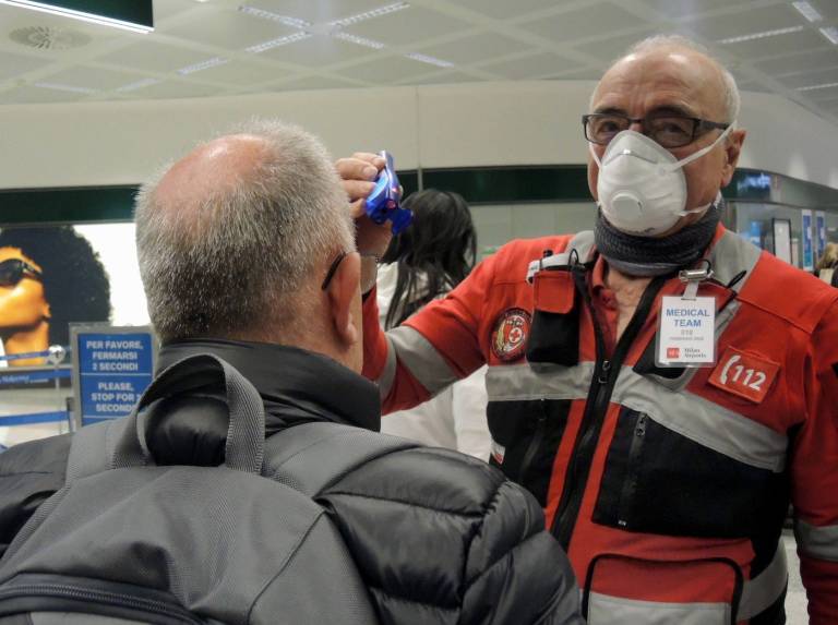 Controles por el coronavirus en aeropuerto de Milán. Foto: EP/Piero Oliosi
