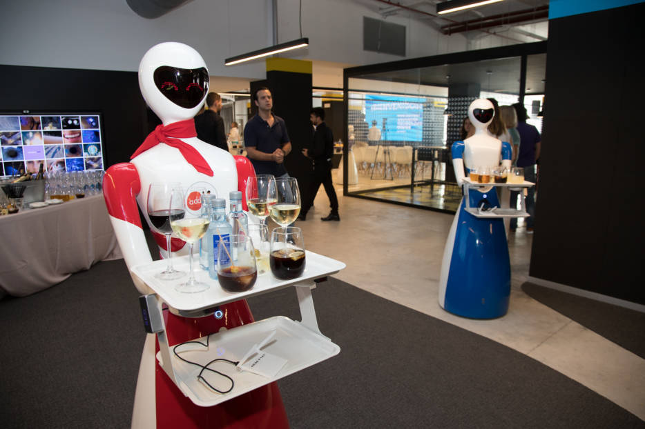 Camareros robot en el centro de desarrollo de Accenture en Alicante. Foto: PEPE OLIVARES