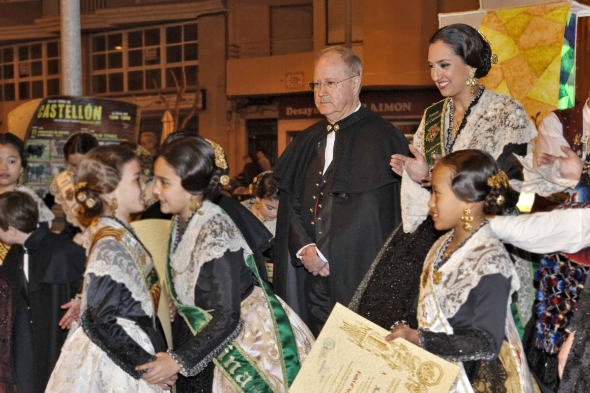 Bort, en un acto de las fiestas de la Magdalena 2012, junto a la reina, María España.