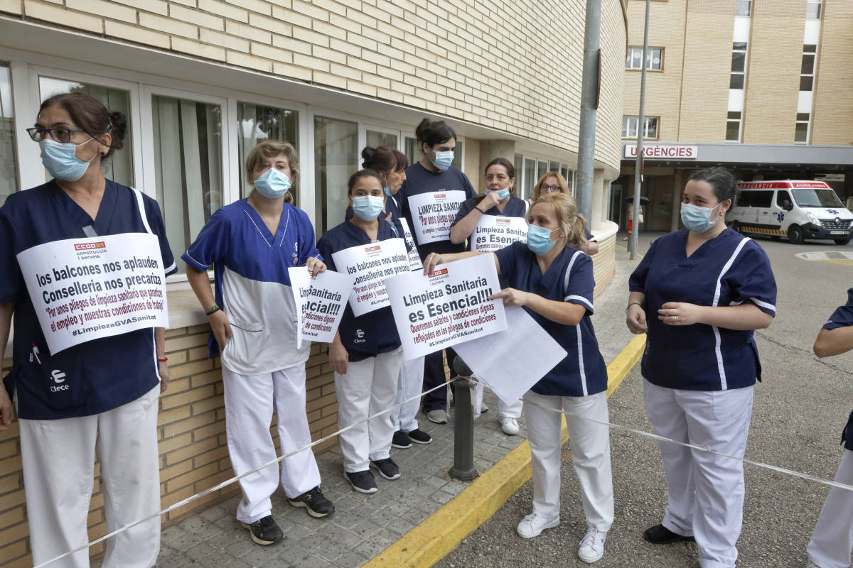 Cuerda Borde Lubricar Las limpiadoras sanitarias protestan: "Los balcones nos aplauden, la  Conselleria nos precariza" - Castellonplaza
