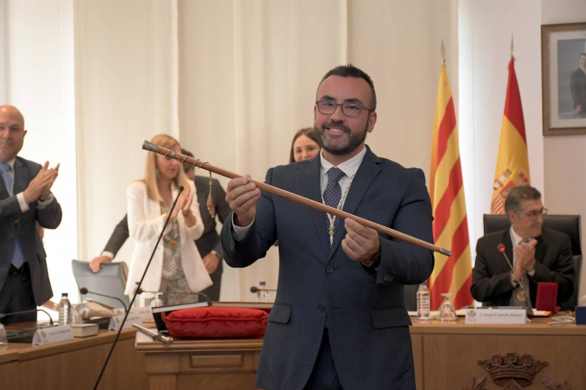 El alcalde de Vila-real, José Benlloch, hace un año en su toma de posesión, con su socio entonces y ex socio, después, Josep Pasqual Sancho, hoy portavoz del grupo municipal de Compromís.