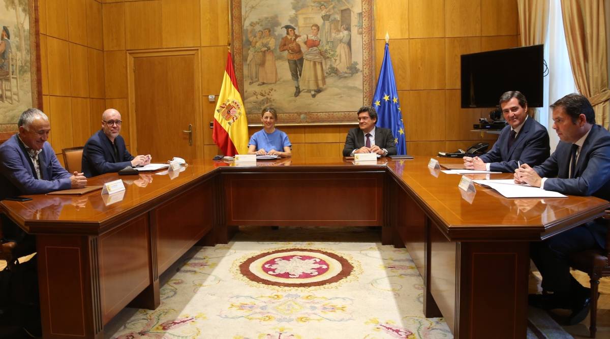 Los ministros Díaz y Escrivá, con los agentes sociales. Foto: MINISTERIO DE TRABAJO