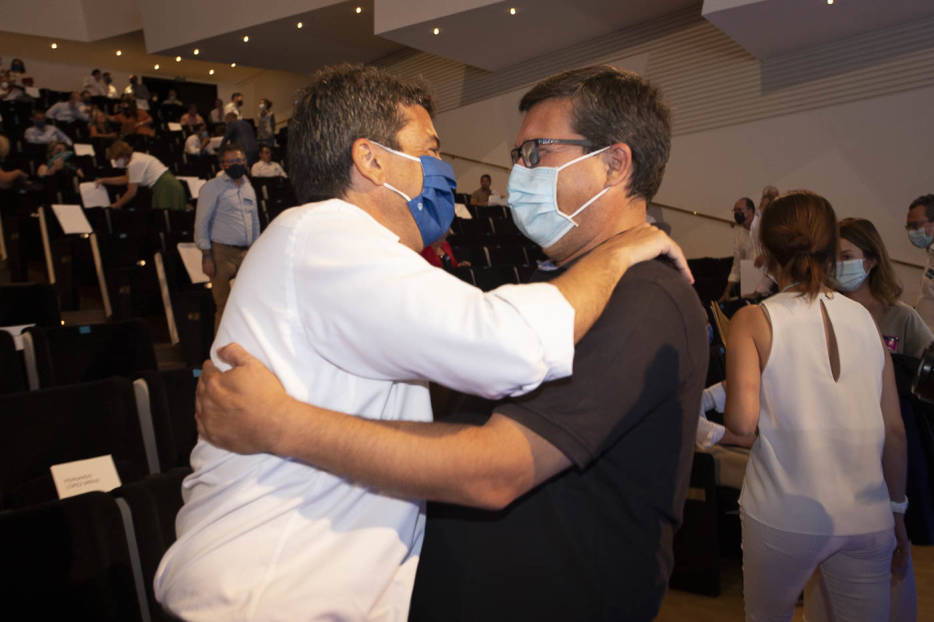 El abrazo entre Carlos Mazón y Javier Gutiérrez durante el congreso del pasado fin de semana. Foto: PEPE OLIVARES