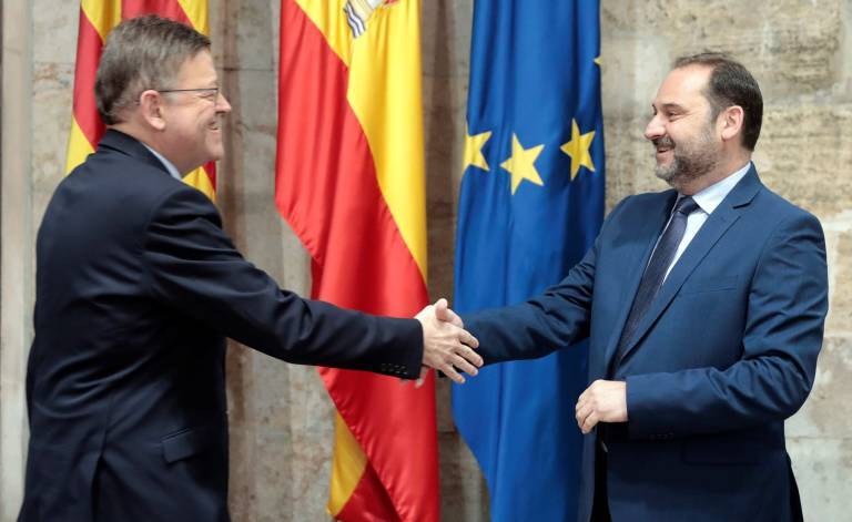 Puig y Ábalos, se saludan en un acto. Foto: EFE