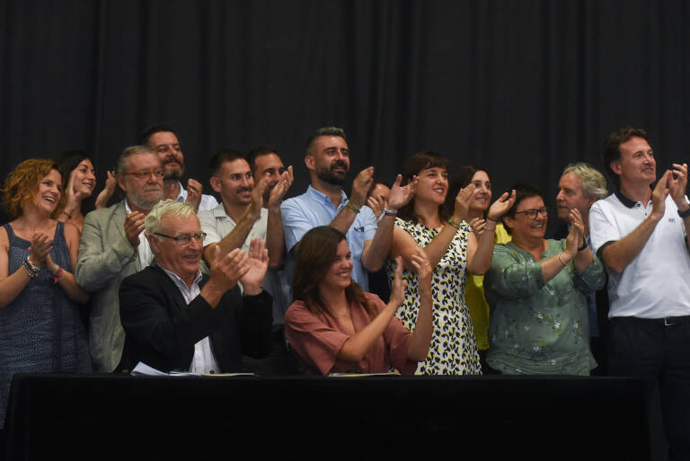 Los grupos municipales de Compromís y PSPV tras el acuerdo de gobierno en 2019. Foto: EDUARDO MANZANA
