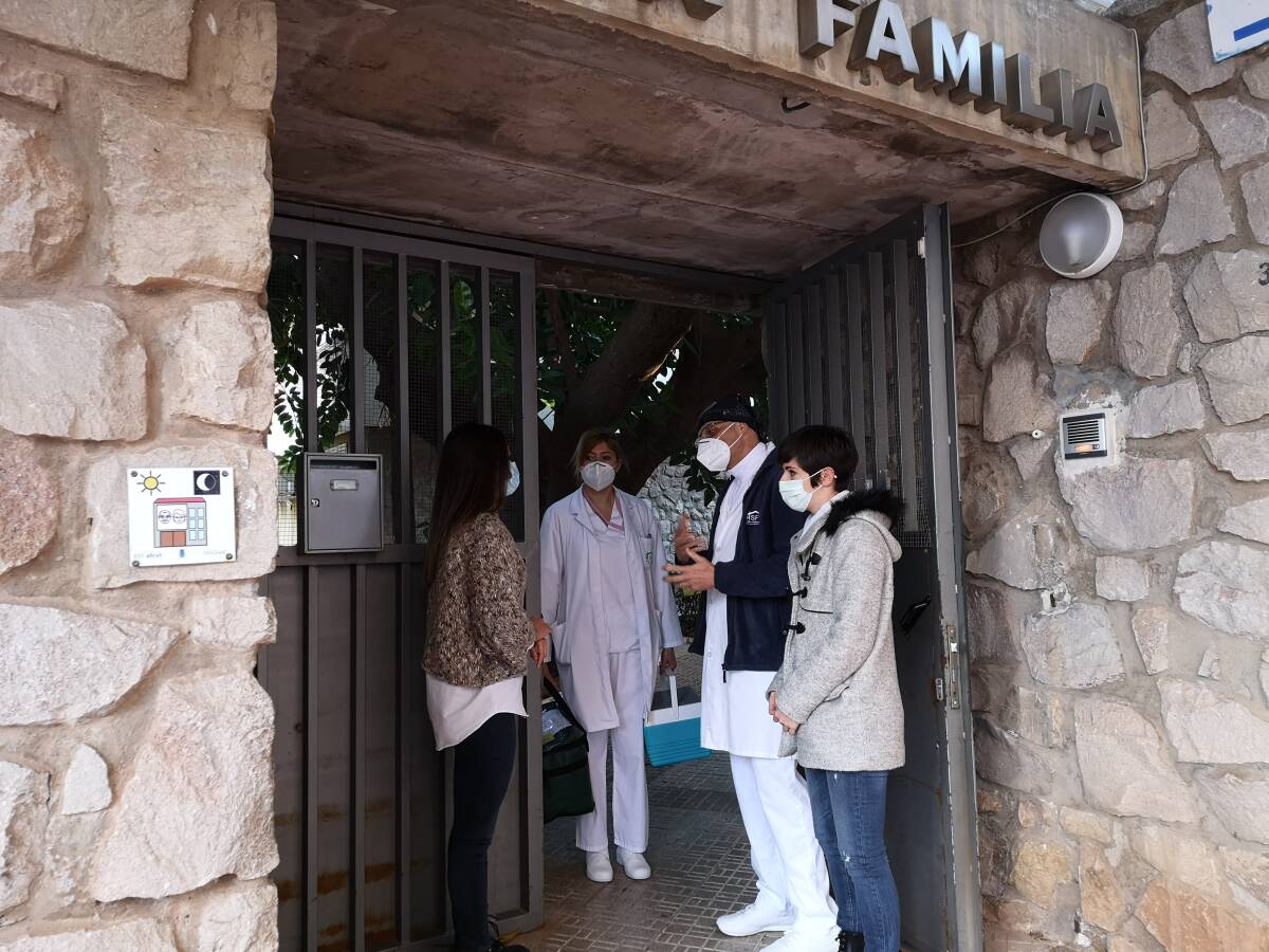 La alcaldesa de la Vall d'Uixó , Tania Baños, y la concejala de Servicios Sociales, Marian Artero, recibieron al personal sanitario a las puertas del centro.