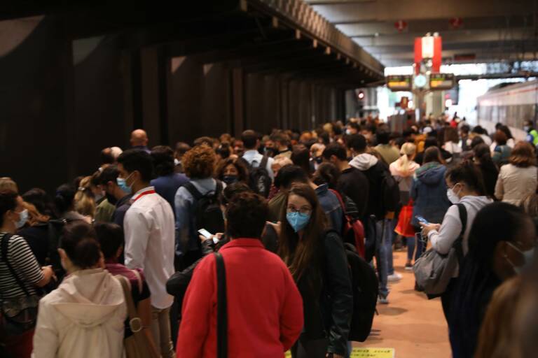 Un gran número de pasajeros espera en uno de los andenes de la estación de Madrid. Foto: ISABEL INFANTES/EP