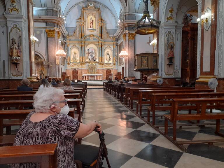 Una mujer espera, la semana pasada, el inicio de la misa en la iglesia de san Jorge, en Paiporta. Foto: JAVIER CARRASCO