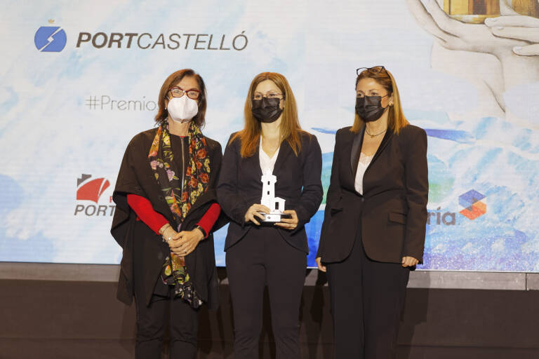 Soledad Ten, subdelegada del Gobierno, junto a Mamen Ramírez y Mónica Agustín, de Élite Cementos. (Foto: Antonio Pradas)