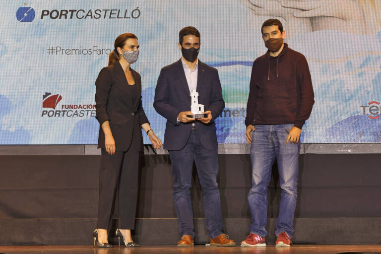 Los socios fundadores de Cuatroochenta, Alfredo Cebrián y Sergio Aguardo, con el trofeo como premio a la iniciativa empresarial. (Foto: Antonio Pradas)