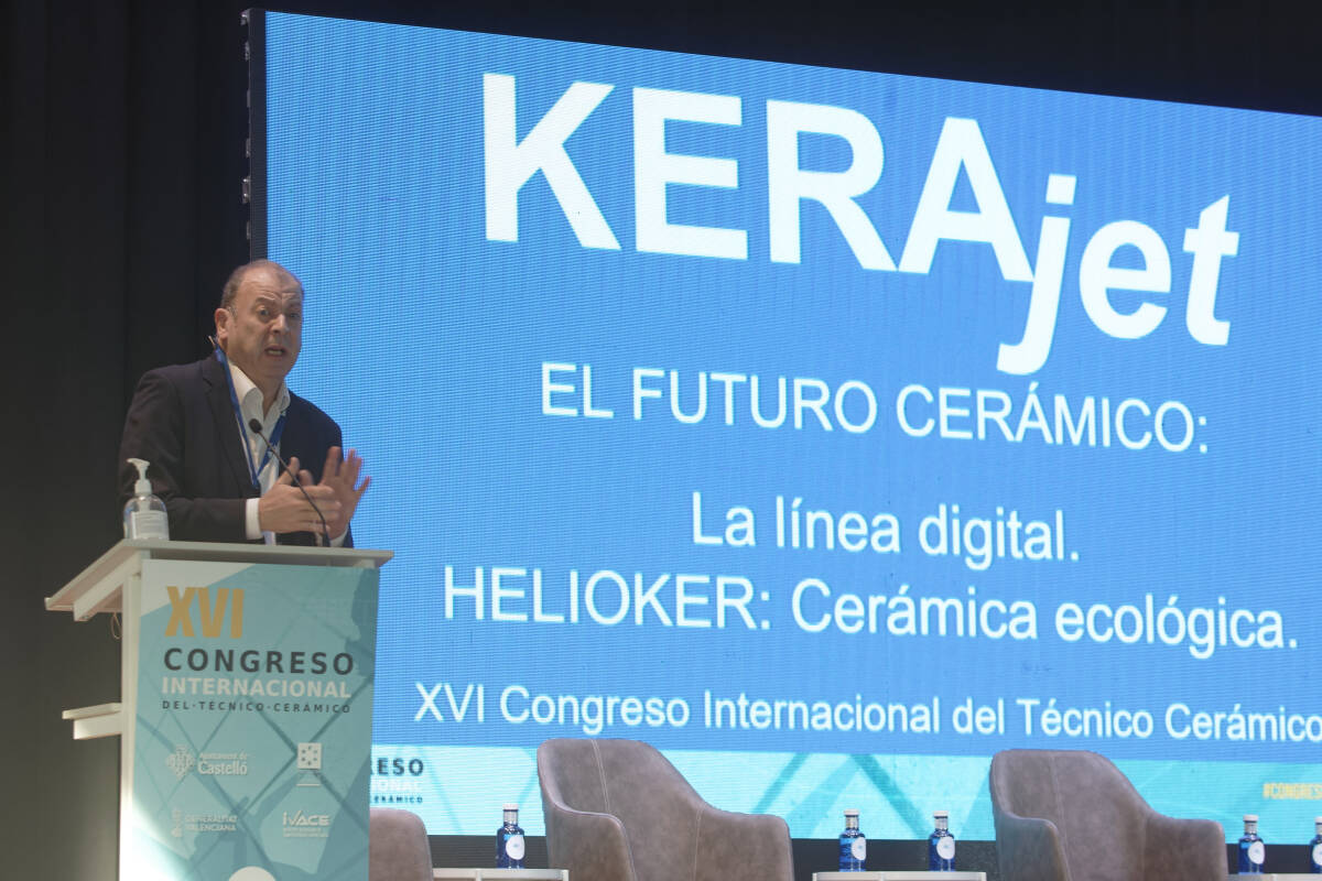 José Vicente Tomás, durante su reciente intervención en el Congreso de Técnicos Cerámicos de Castelló. (Foto: Antonio Pradas)