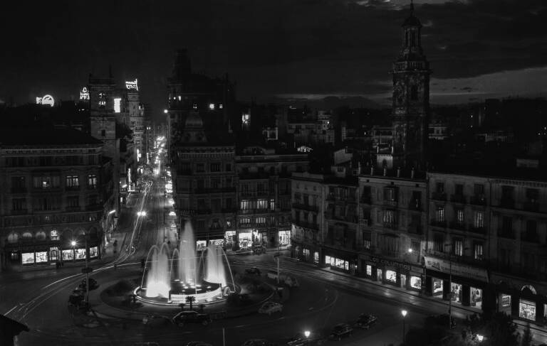 La plaza de la Reina al anochecer. Valencia, 1959 (Foto: ADOLFO ZERKOWITZ) 