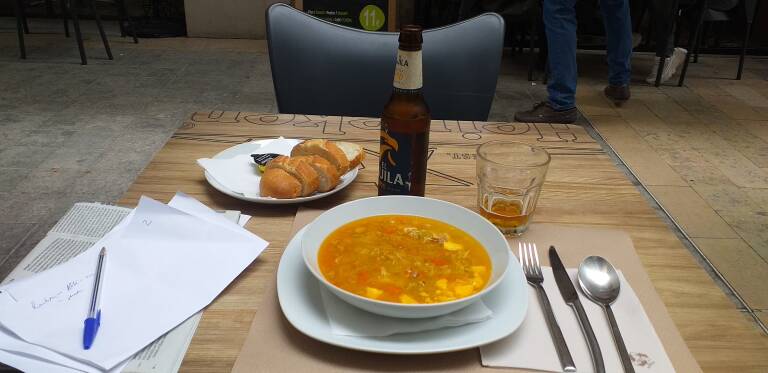 El cronista hizo un alto en su paseo por Valencia para degustar una rica sopa de cocido.