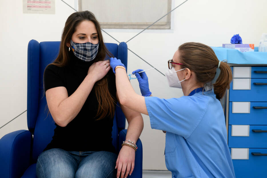 Vacunación de docentes en València. Foto: KIKE TABERNER