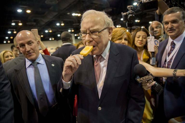  Warren Buffett, en el centro de la imagen comiéndose un helado