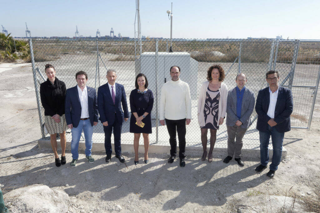 Toledo, con responsables de Medio Ambiente, en la presentación de un medidor de partículas en PortCastelló en 2019