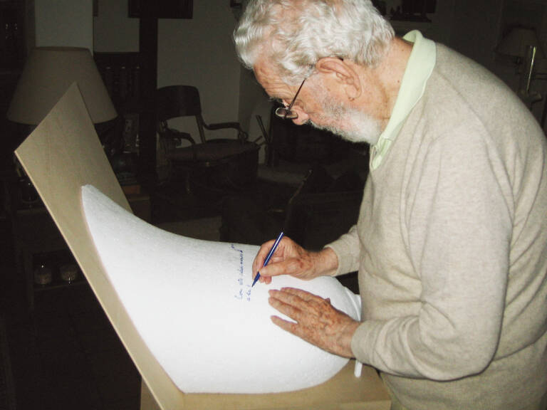 Berlanga firmando la maqueta de teta fallera para Mossén Sorell-Corona en 2007