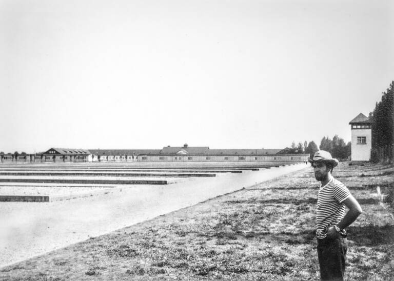  Wences Rambla delante de la esplanada del campo de concentración de Dachau. 1971