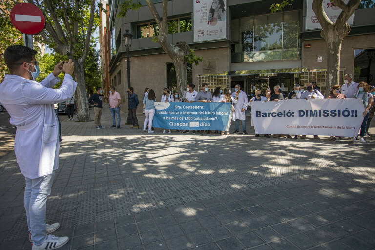 Última protesta de los trabajadores de Alzira y Torrevieja, frente a la Conselleria. Foto: EVA MÁÑEZ