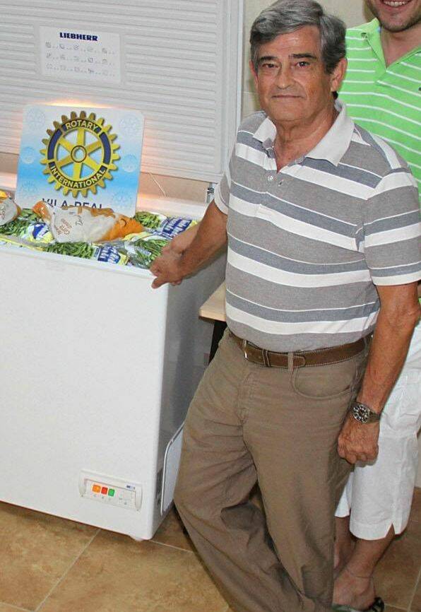 Enrique Font, como rotario, entrega un arcón frigorífico a una asociación benéfica de Vila-real.