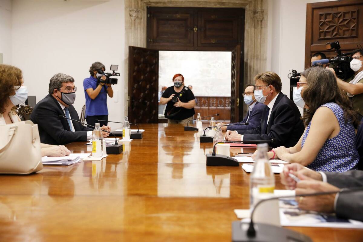 El ministro Escrivá, junto a Puig y varios consellers el pasado jueves en el Palau de la Generalitat. Foto: EFE