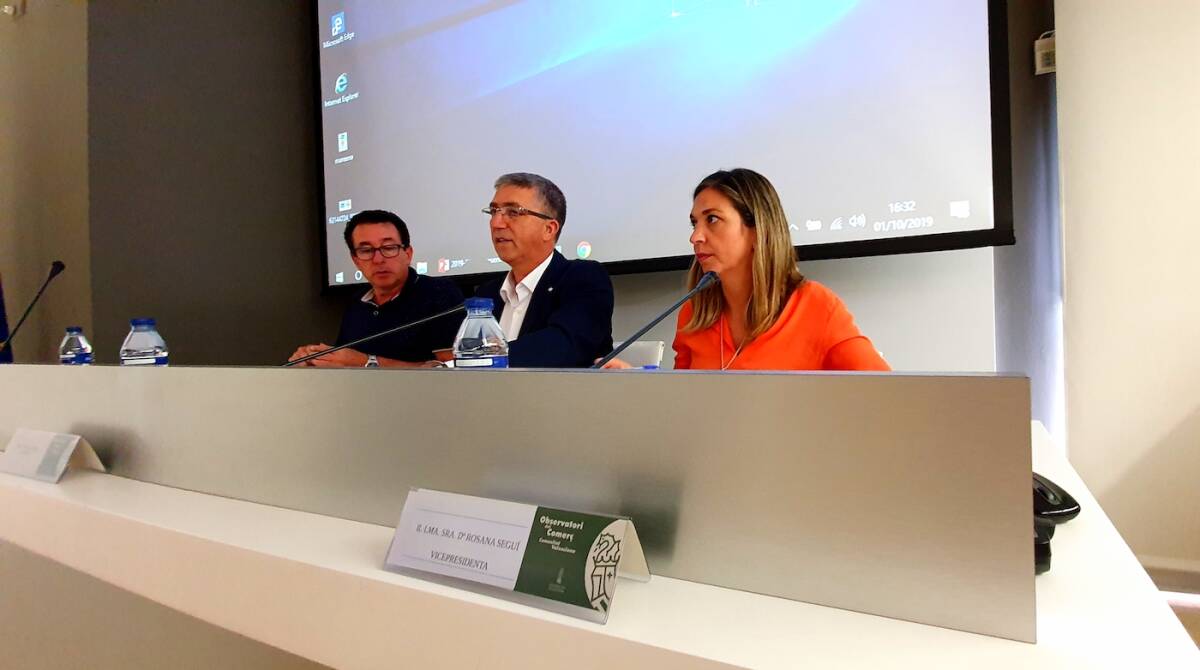 Rafael Climent, en el centro, junto a la directora general de Consumo, Rosana Seguí. Foto: GVA