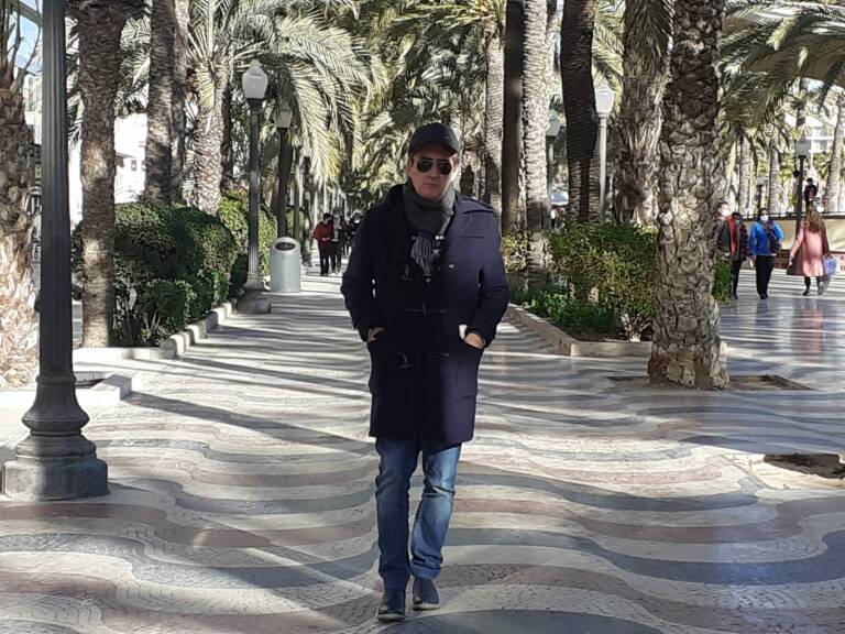 El autor del artículo pasea por la Explanada de Alicante la semana pasada. Foto: JAVIER CARRASCO