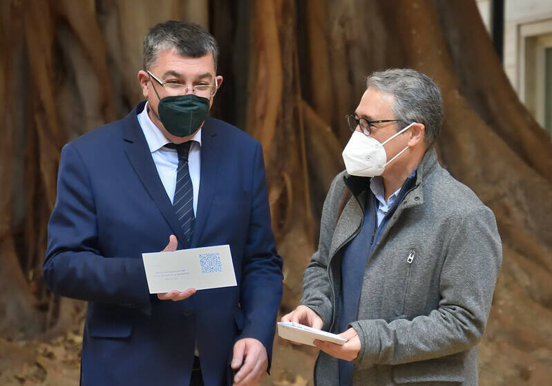 El presidente de Les Corts, Enric Morera, con Vicent Cucarella el pasado 30 de diciembre. Foto: CORTS