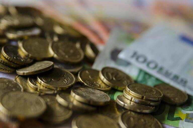 Monedas y billetes. Foto: EUROPA PRESS