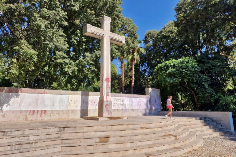 Cruz de los Caídos del parque Ribalta.