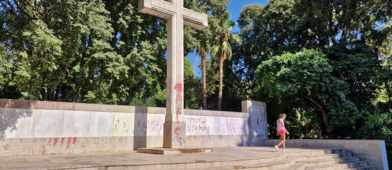 Cruz de los Caídos del parque Ribalta.