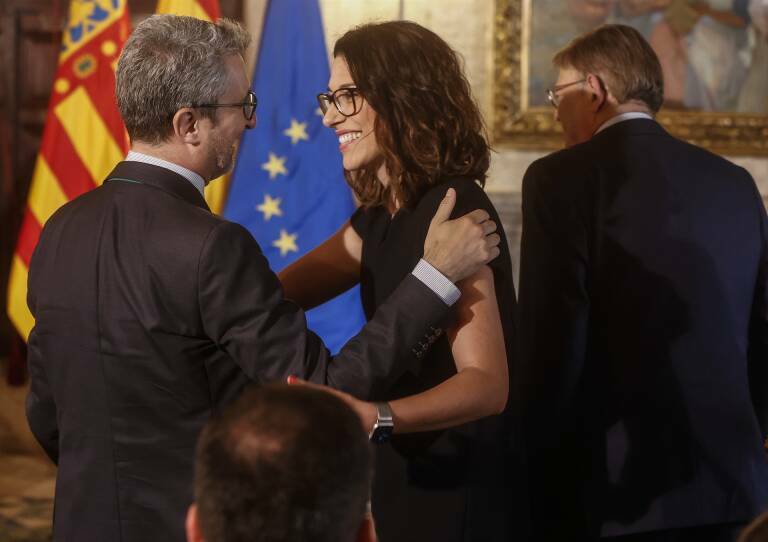  El conseller de Hacienda, Arcadi España, y la vicepresidenta Aitana Mas, con Puig al fondo. Foto: EP/Rober Solsona