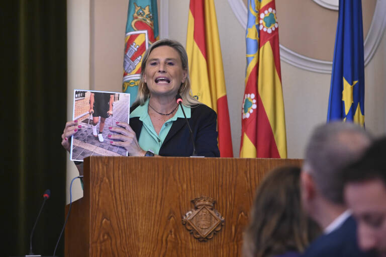 La concejala 'popular' Susana Fabregat, defendiendo la moción sobre las instalaciones deportivas.