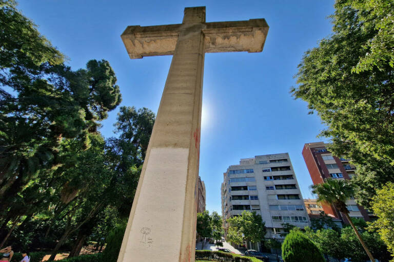 La cruz se considera un vestigio del franquismo según el catálogo de Calidad Democrática. Foto: ANTONIO PRADAS