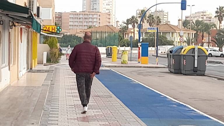 Un hombre pasea por una urbanización el pasado fin de semana.