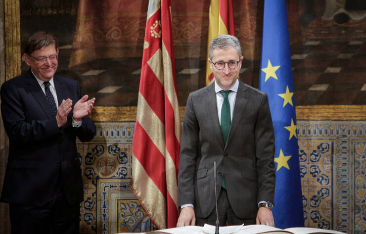 Puig aplaude a Arcadi España en su toma de posesión. Foto: GVA