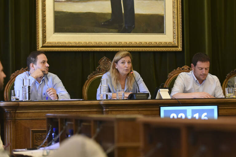 La alcaldesa, Amparo Marco, entre el portavoz del Fadrell, José Luis López, y el líder de Compromís, Ignasi Garcia.