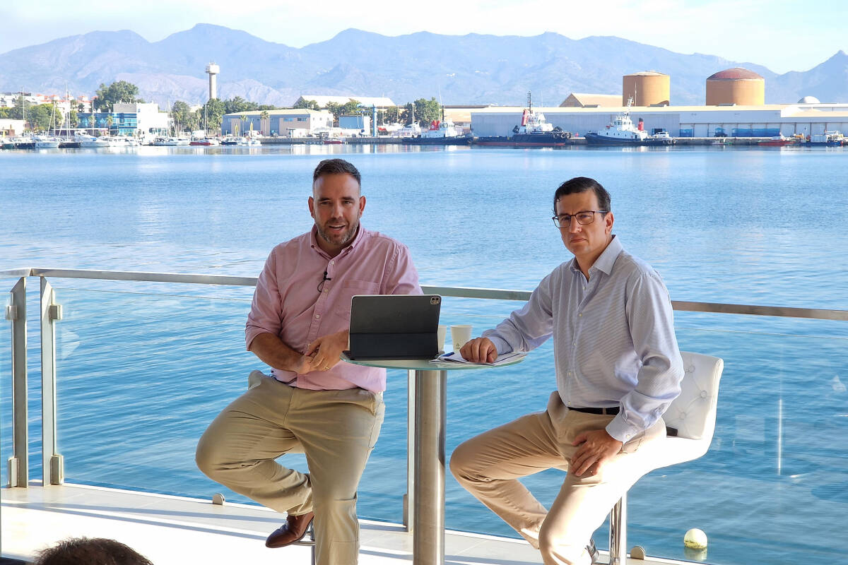 Rafa Simó y José María Gómez, presidente y director general del puerto de Castellón. Foto: ANTONIO PRADAS