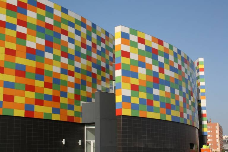 La fachada del edificio está compuesta por 1.530 paneles cerámicos. Foto: AYUNTAMIENTO DE CASTELLÓ