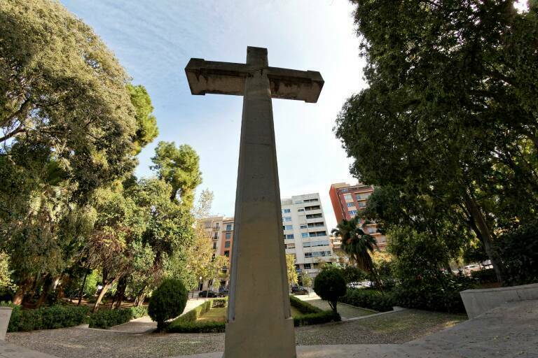 La cruz pesa unas siete toneladas y mide seis metros. Foto: ANTONIO PRADAS