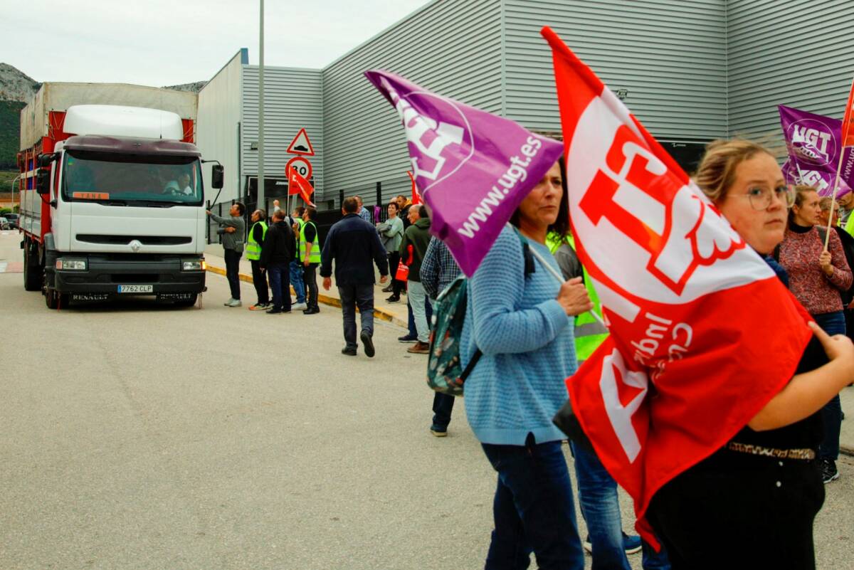 Un piquete informativo, en la huelga de este martes. Foto: EFE/ NATXO FRANCÉS