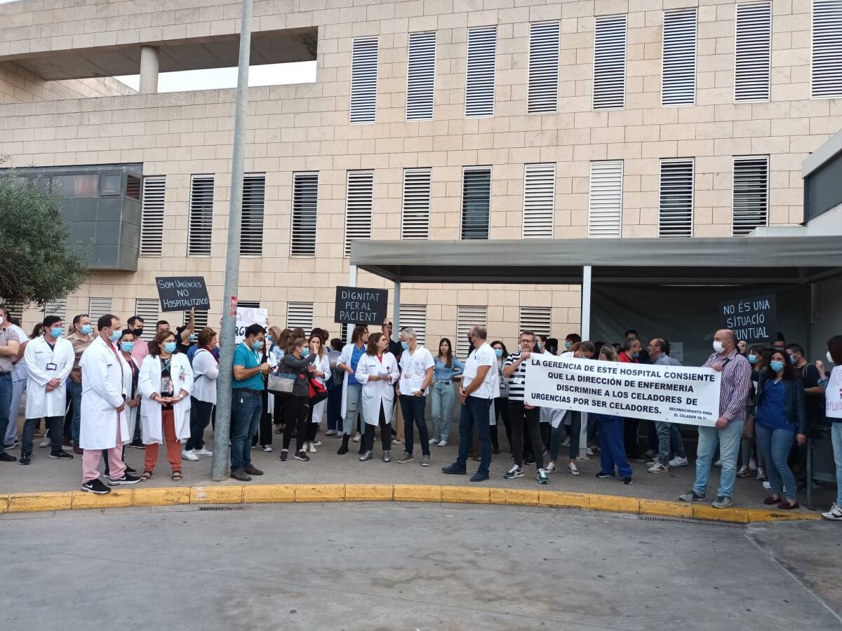 Protesta de trabajadores por el "colapso" en Urgencias del Hospital de la Ribera. Foto: COENV